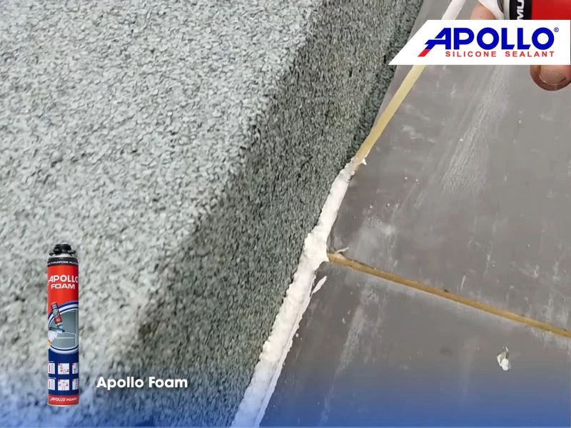 Sử dụng Apollo PU Foam để trám khe hở giữa tấm cách nhiệt và bờ tường